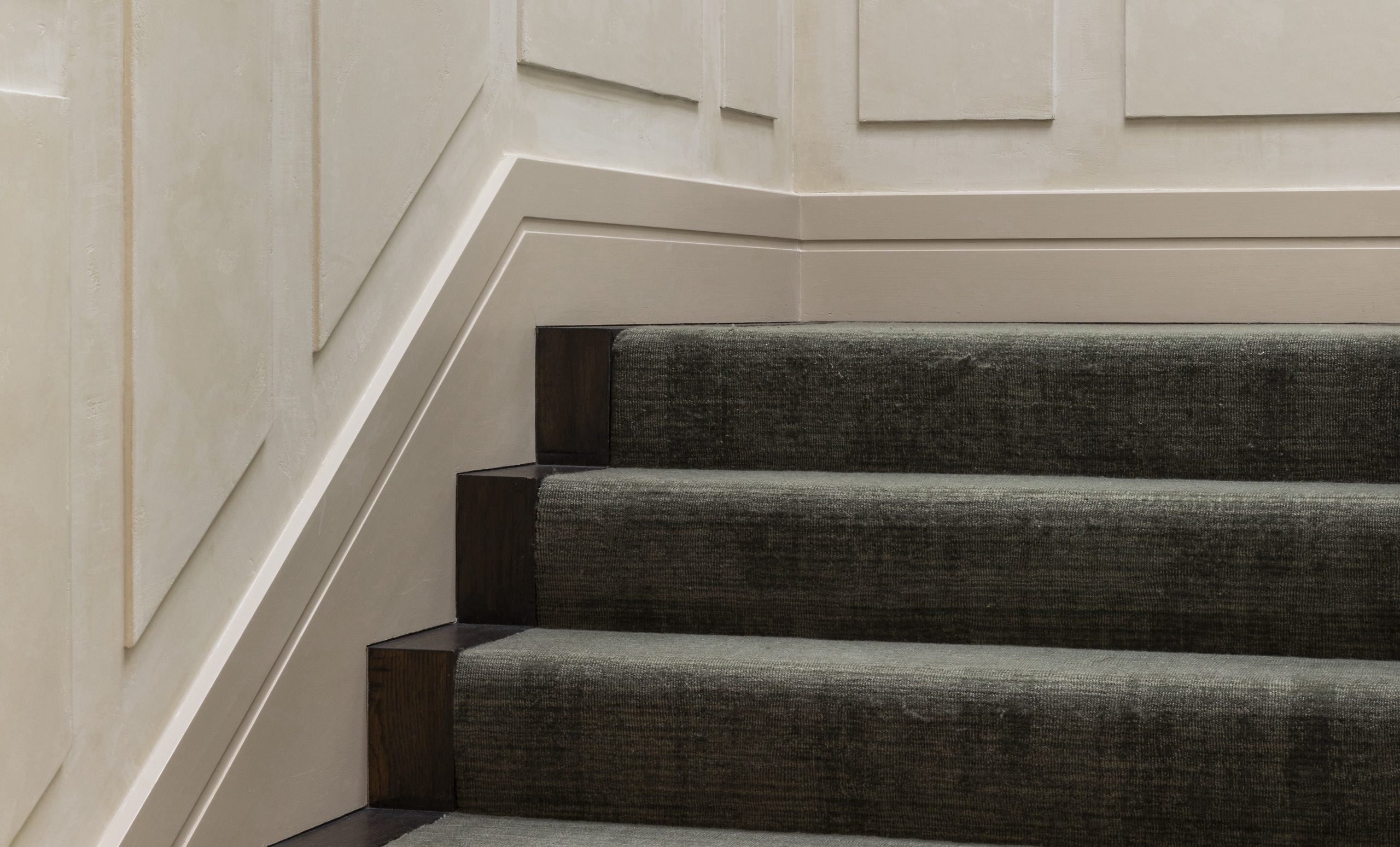 green-gravel-rug-installed-on-staircase